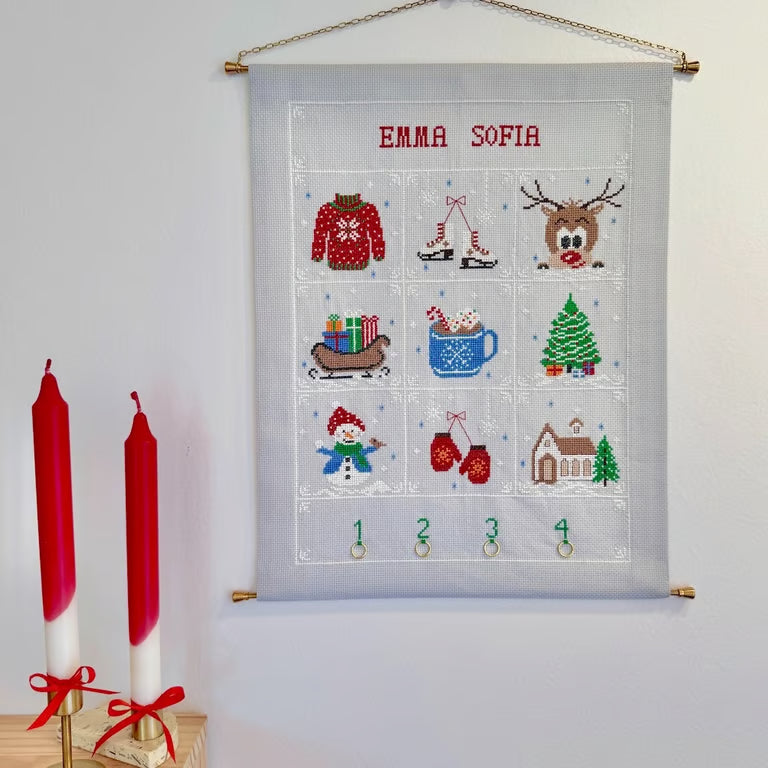 Vinter adventskalender hengt opp på hvit vegg