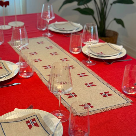 Norske flagg løper