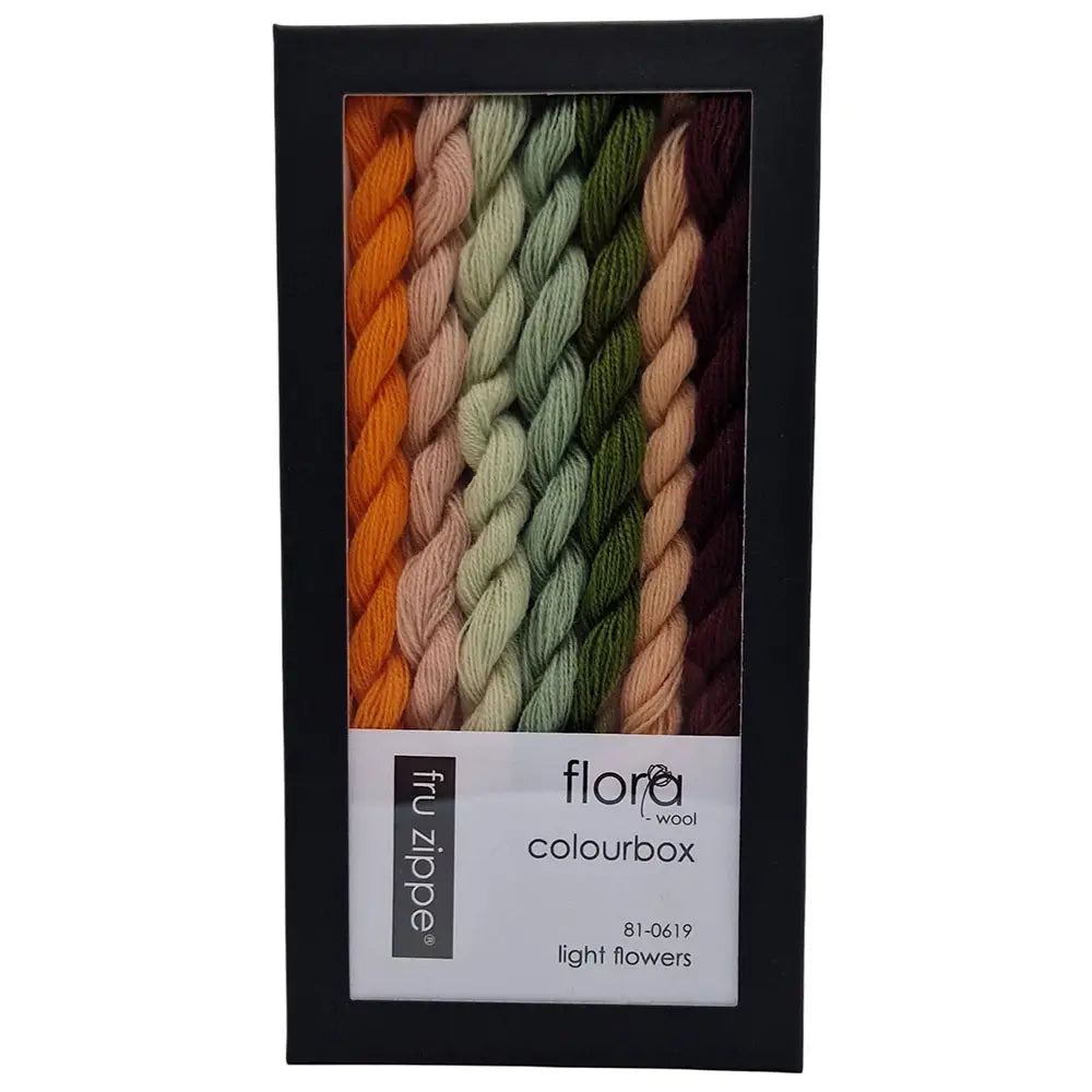 Fru zippe colorbox med garn, stramei, nål og oppskrifter