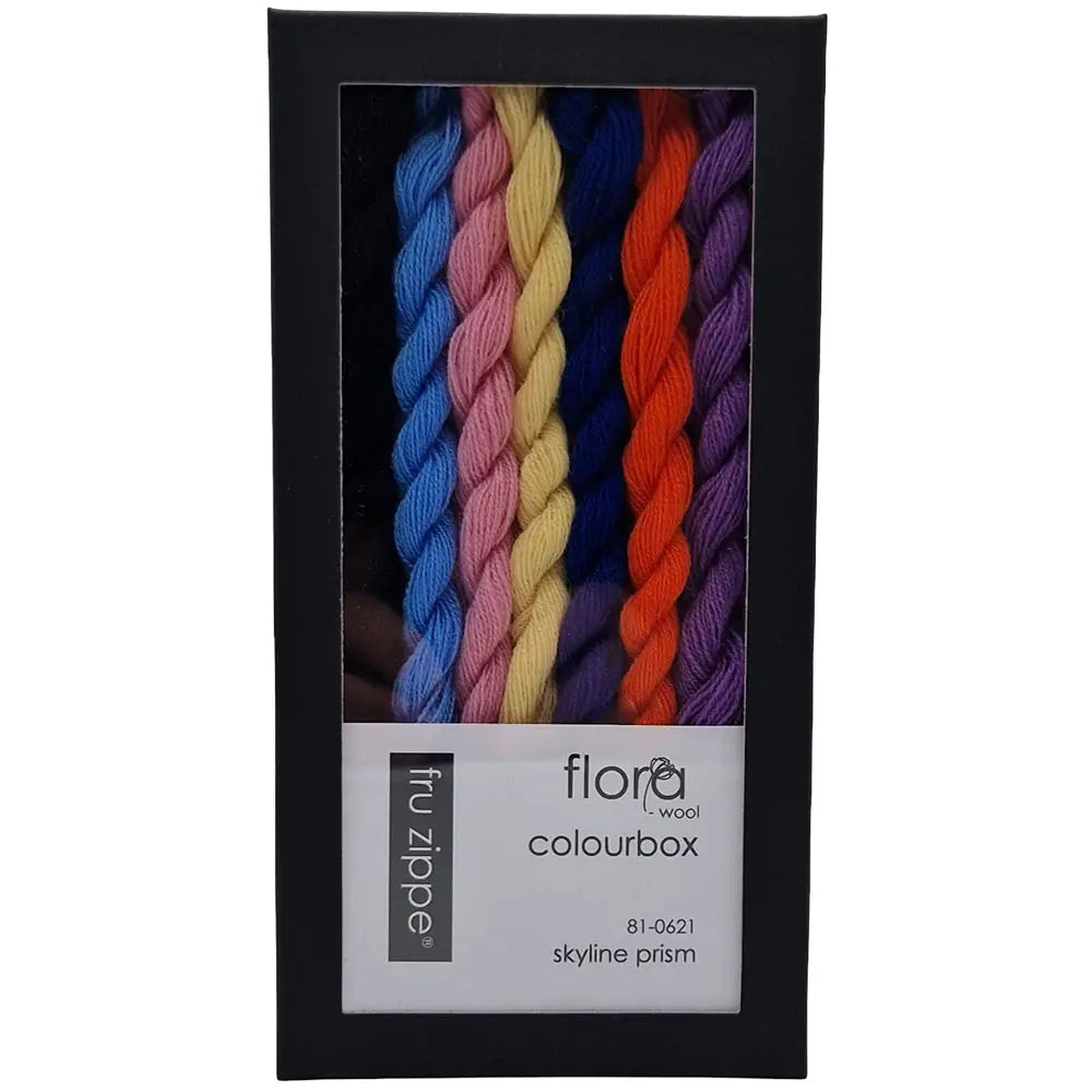 Boks med broderigarn, stramei, nål og oppskrifter