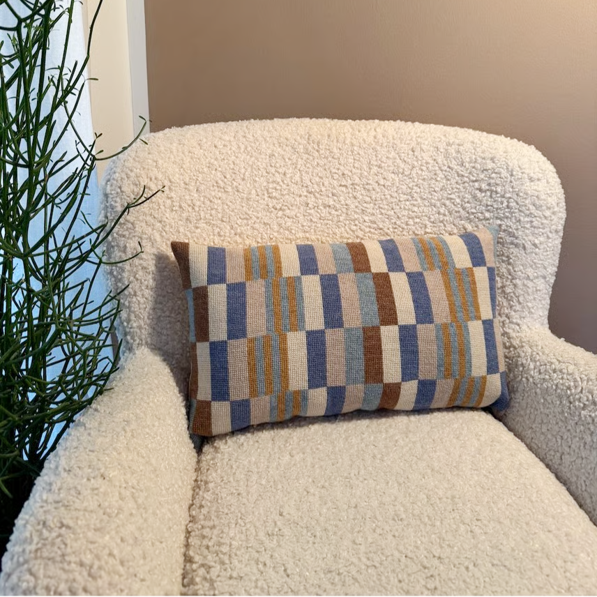 Bluestripes sofa i fluffy stol