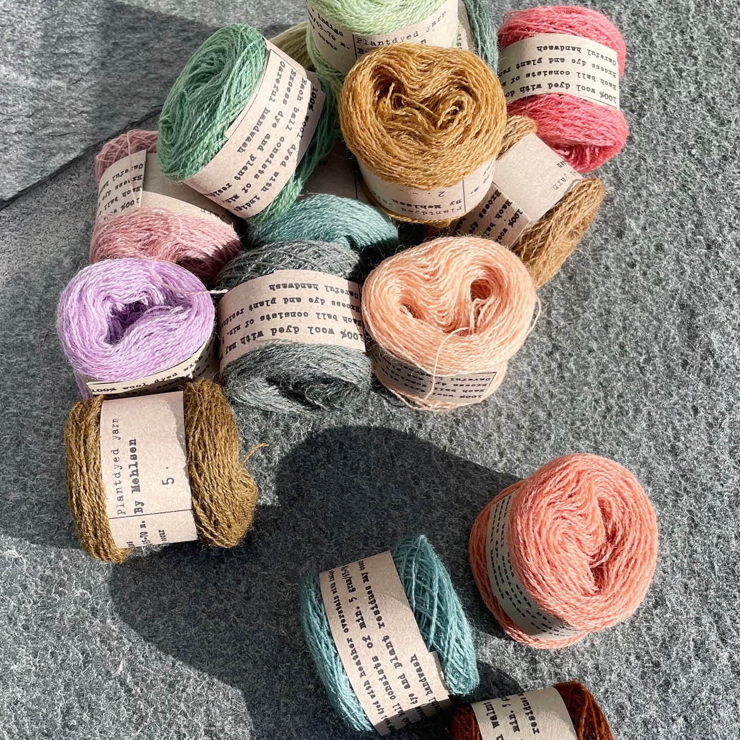 Nærbilde av cushion garn på granitt bakgrunn