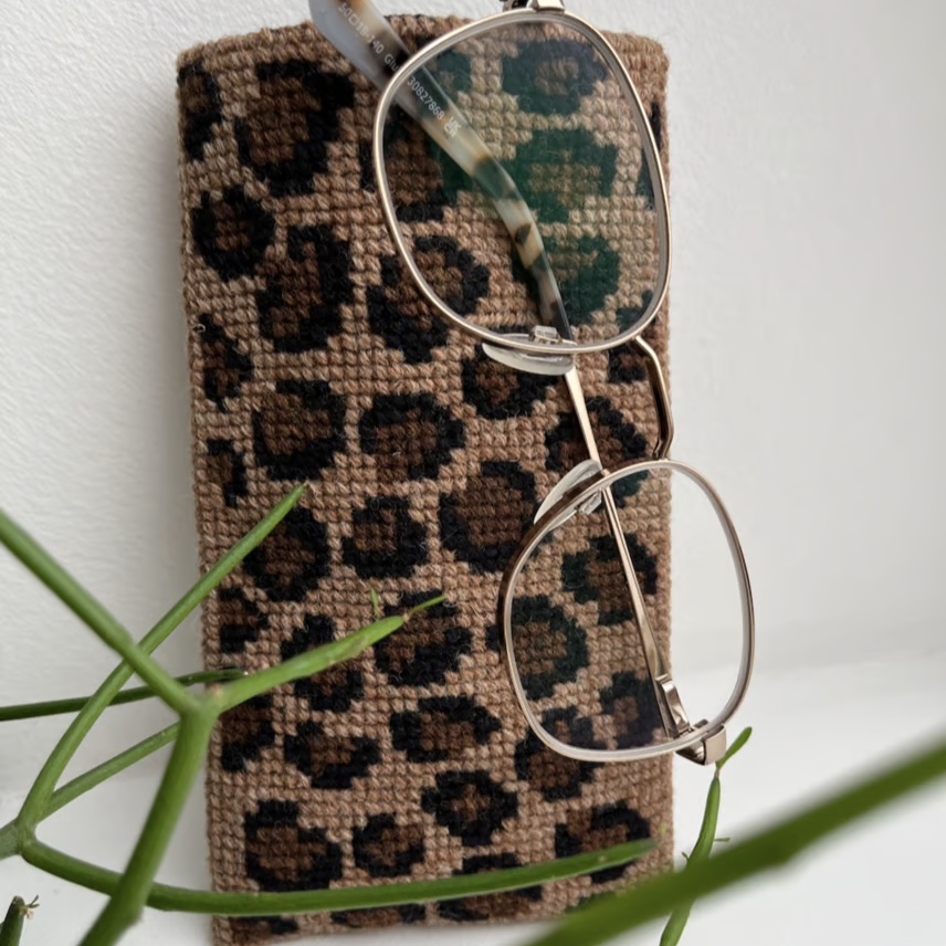 See the leopard - Broderikit til brilleetui i korssting