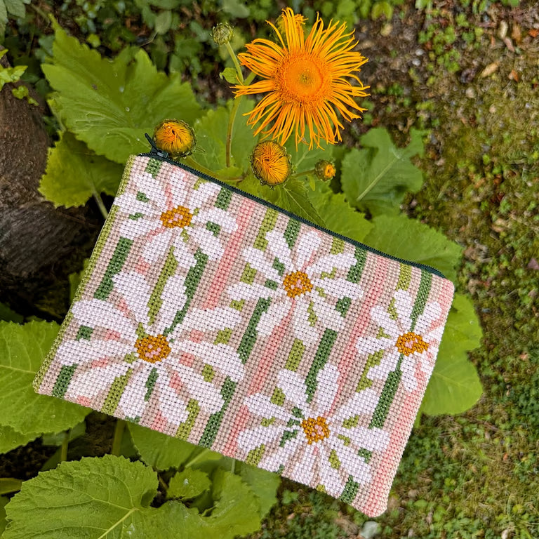 Margueritter på striper - Broderikit til clutch i korssting