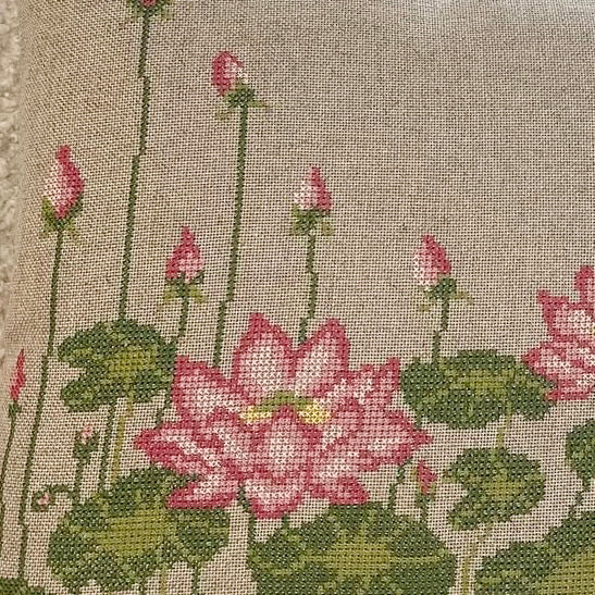 Nærbilde av Pink lotus broderi