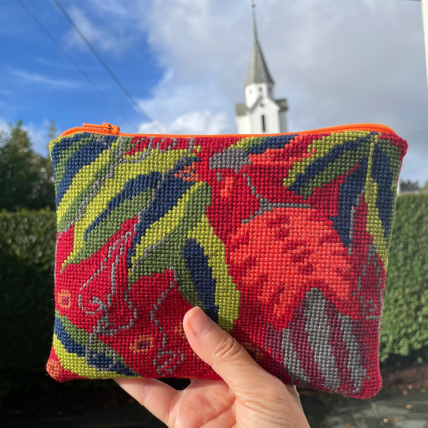fugl clutch i forgrunnen, skåre kirke i bakgrunnen