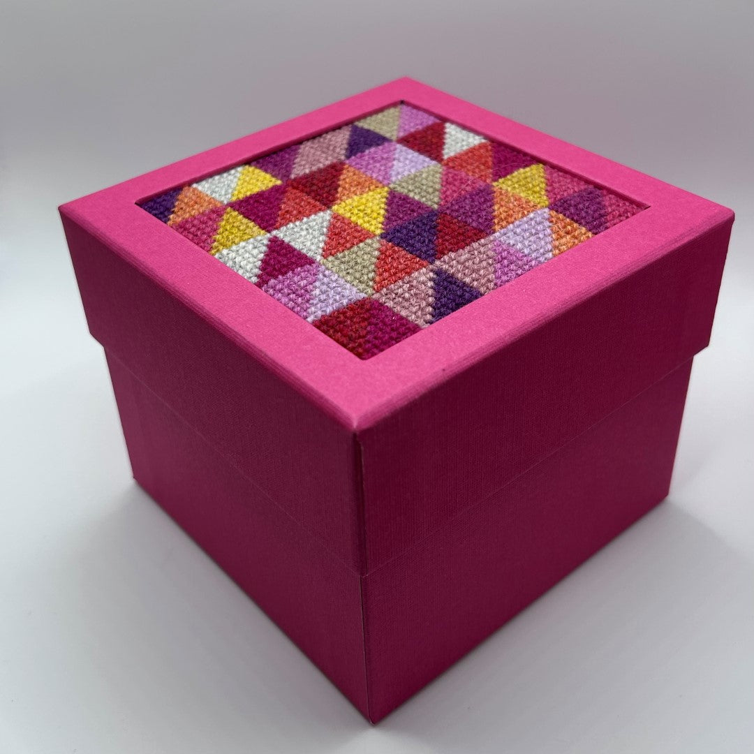 Ferdig rosa Baldyre boks med brodert lokk