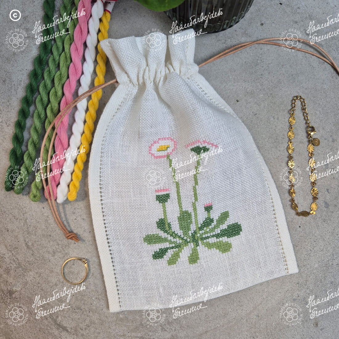 Tusindfryd – liten brodert pose - Broderikit i korssting