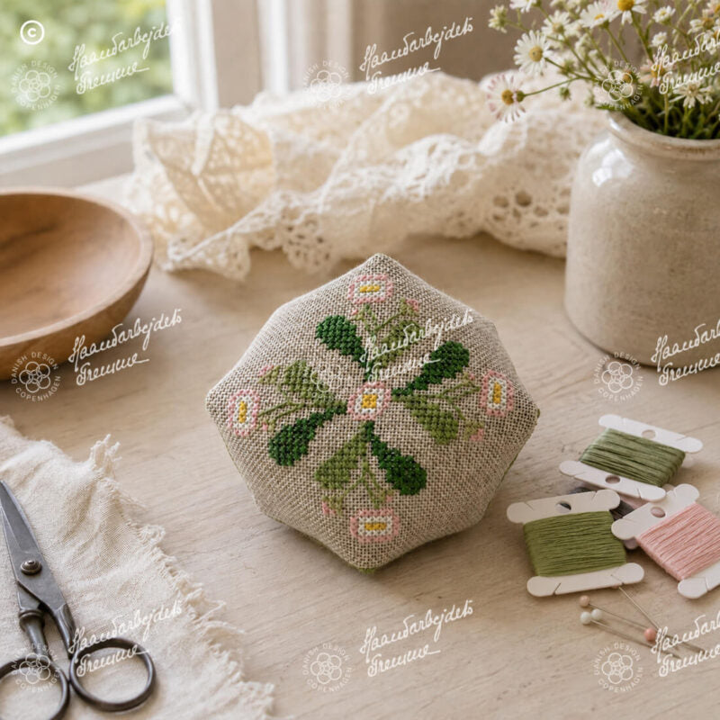 Biscornu nålepute - Juni 2027 – broderikit