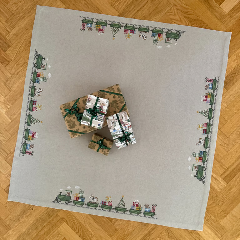 Juletreteppe Gavetoget med pakker plassert på teppet