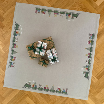 Juletreteppe Gavetoget med pakker plassert på teppet