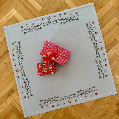 Juletreteppe julestemning med 2 gaver i midten