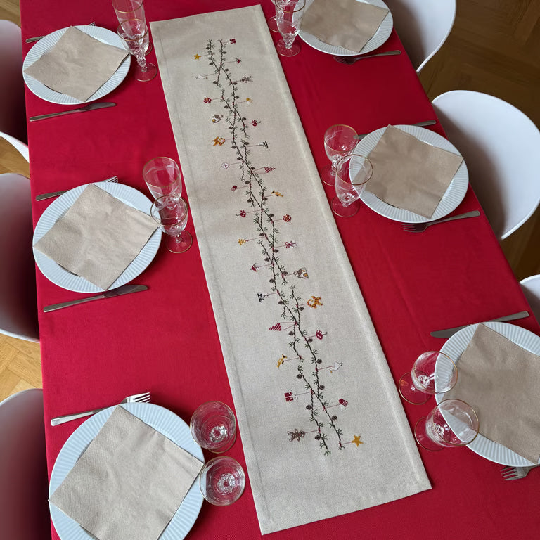 Julestemningløper på rød duk