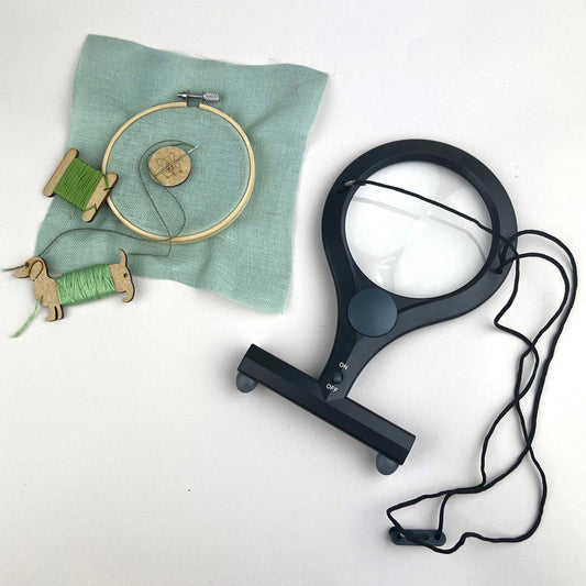 Handsfree lupe med lys sammen med nål, nålmagnet mm