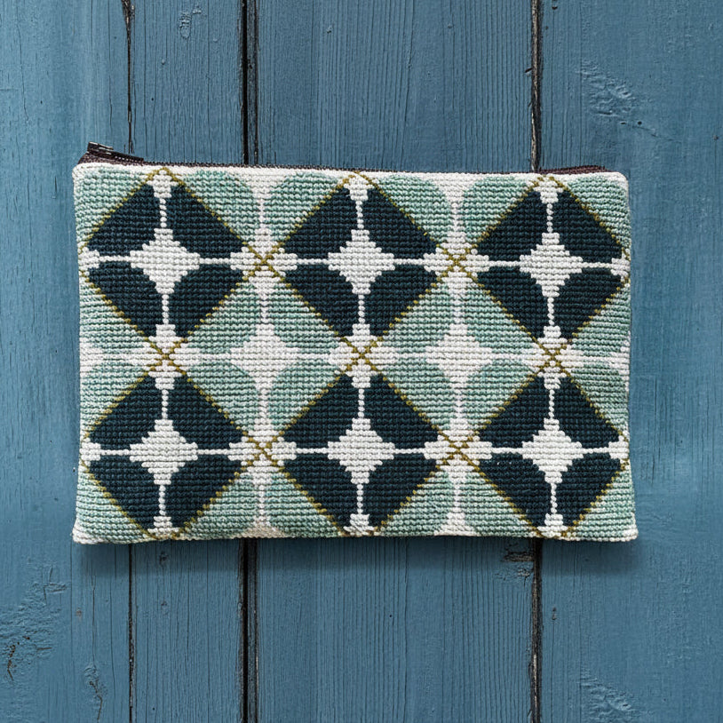 Blå sirkler clutch, ferdig brodert