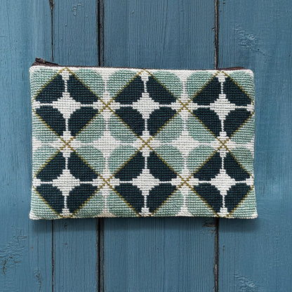 Blå sirkler clutch, ferdig brodert