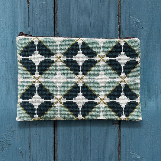 Blå sirkler clutch, ferdig brodert