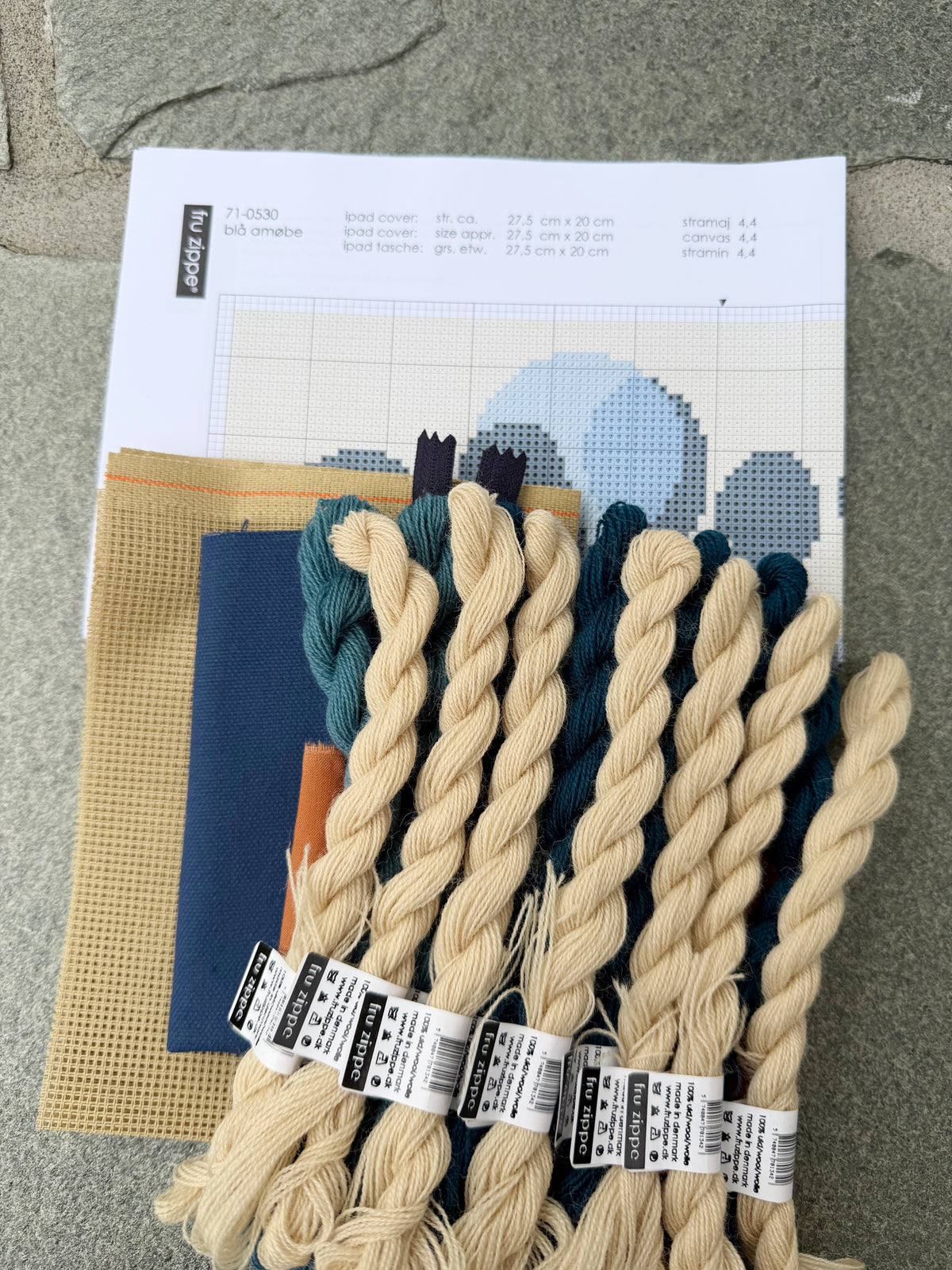 Blå amøbe - Broderikit til clutch i korssting