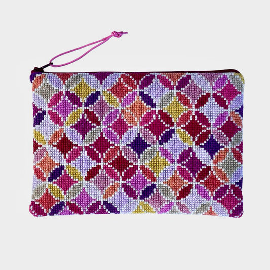 Ferdig brodert clutch i fargerikt møster av sirkler og firkanter