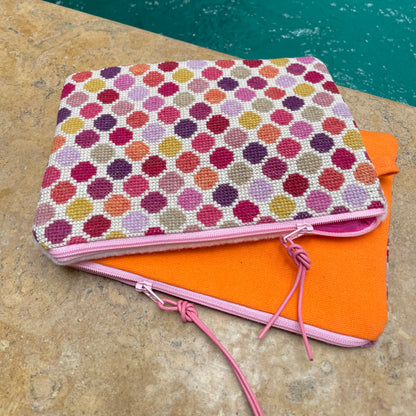 Aida polkadots clutch, bildet viser front og bak på clutchen