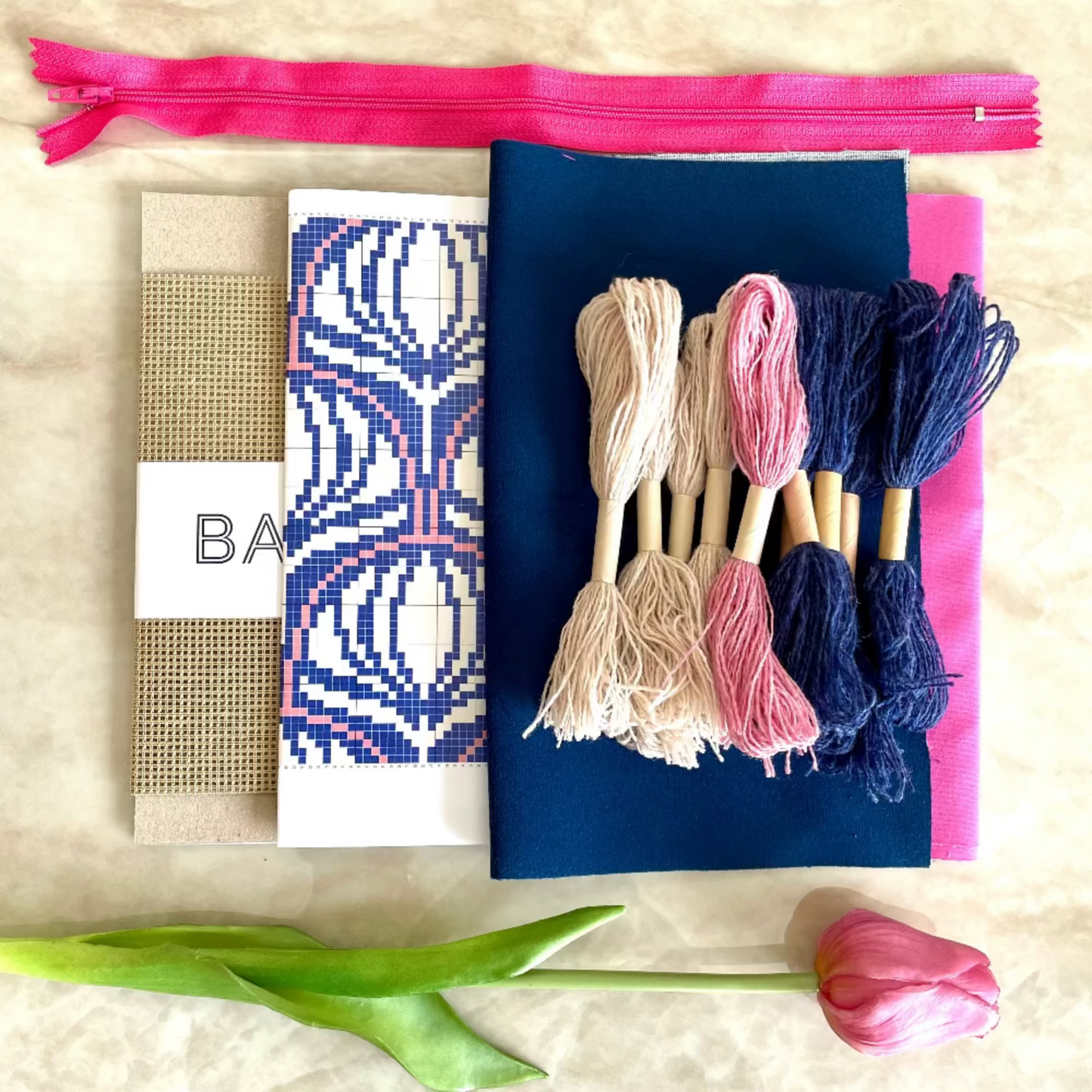 Komplett innhold i Alba clutch broderikit