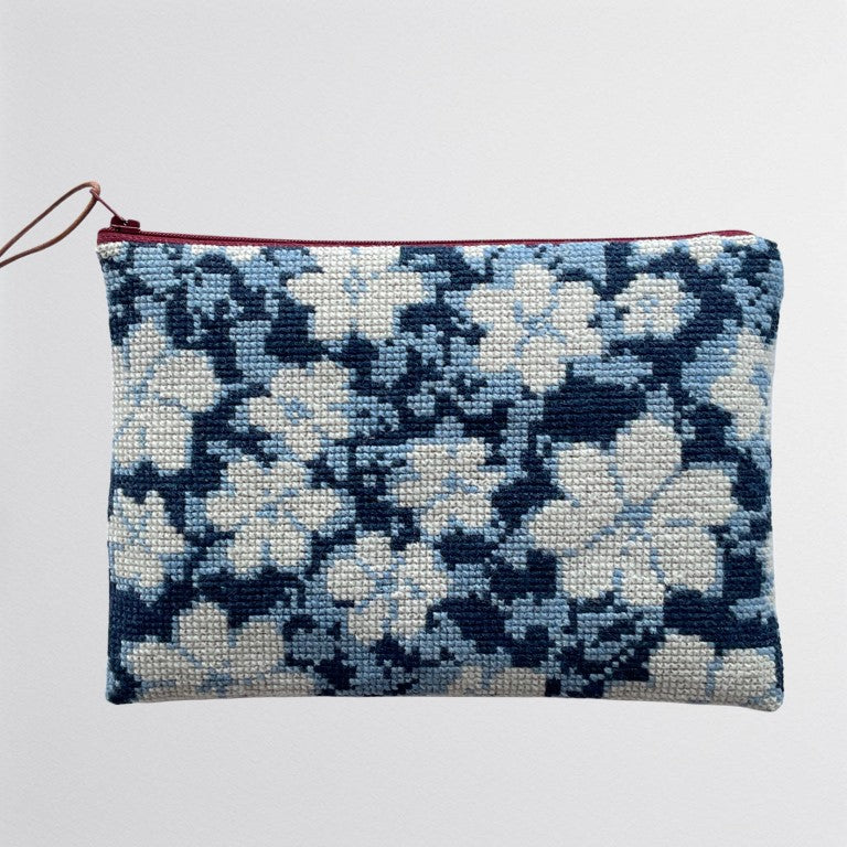 Ferdig brodert clutch med anemone blomst mønster i lyseblå, mørkeblå og hvit farge