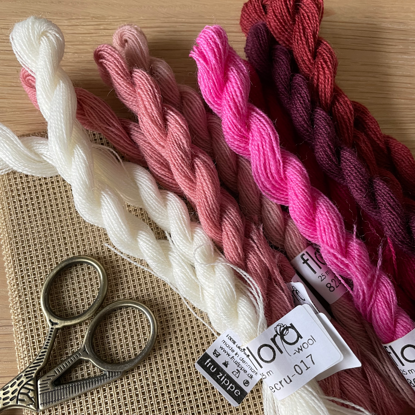 Angles broderigarn, stramei og storkesaks