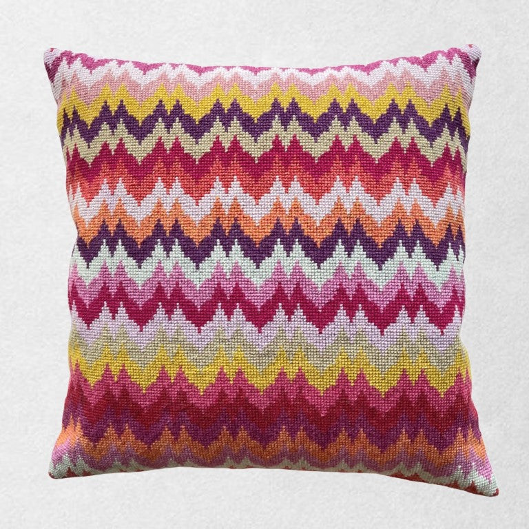 Ferdig brodert Bali pute i et fargerikt mønster med inspirasjon fra Bali