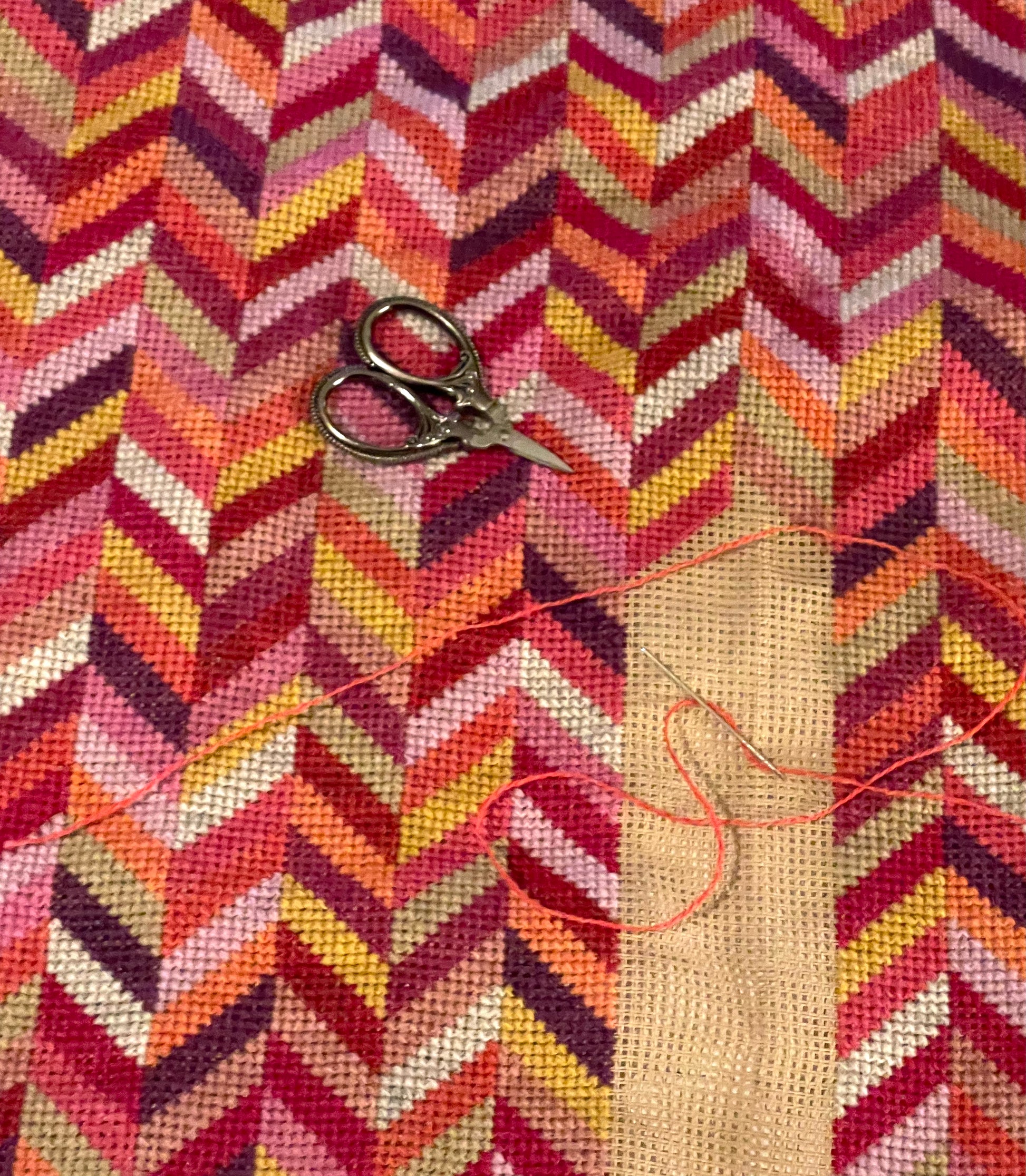 Bazar under brodering med vintage saks og nål