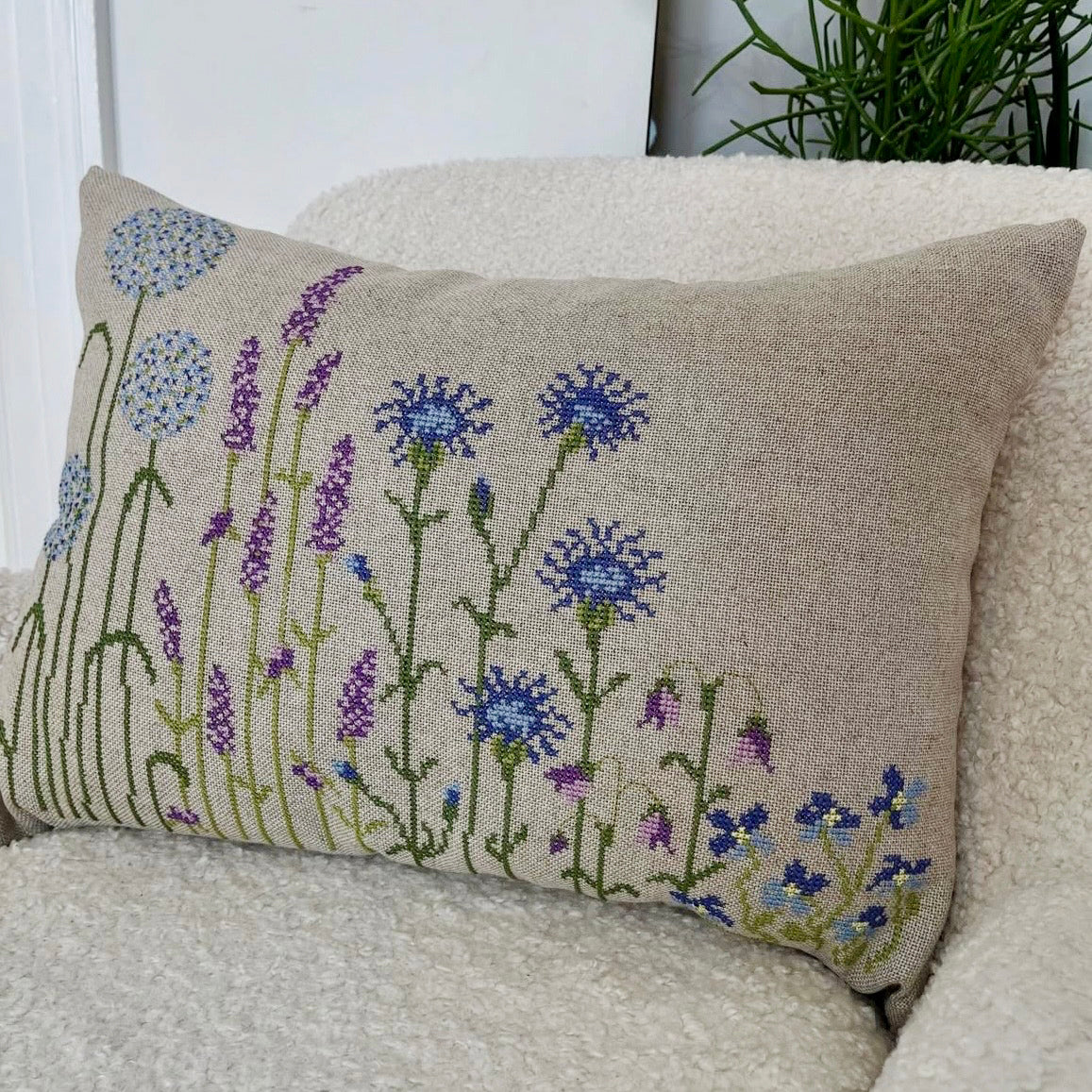 Blue floer pute i hvit stol, blå og lilla blomster