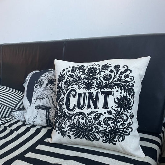 Broderistens barokke banneordsbroderi “C*NT”