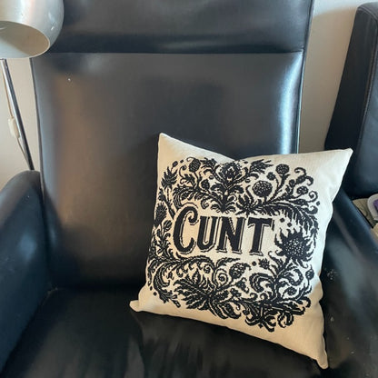 Broderistens barokke banneordsbroderi “C*NT”