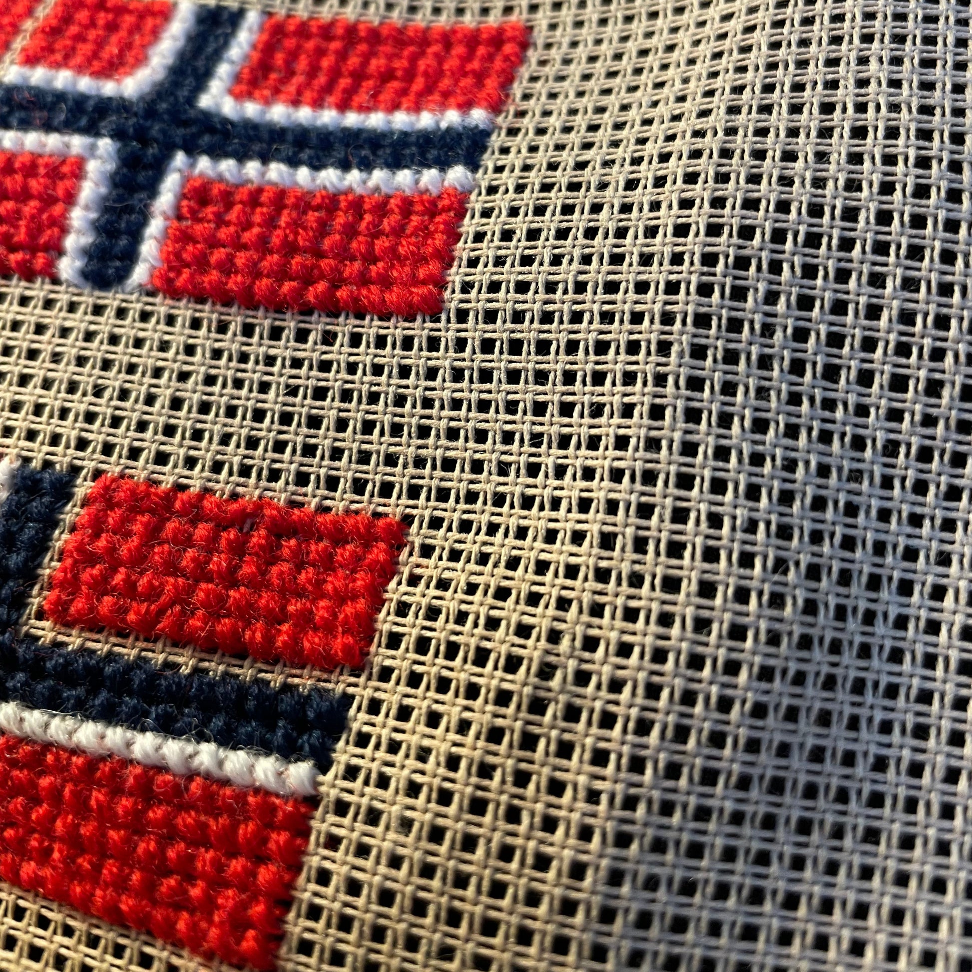 nærbilde av broderte flagg
