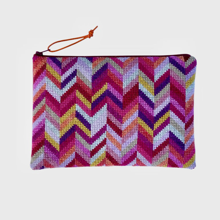 Ferdig brodert carmen clutch