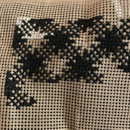 Nærbilde av chic broderi i sort og hvit