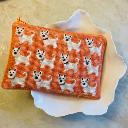 Ferdig coco clutch med et sjarmerende motiv med hunder på oransje bakgrunn plassert i en skål