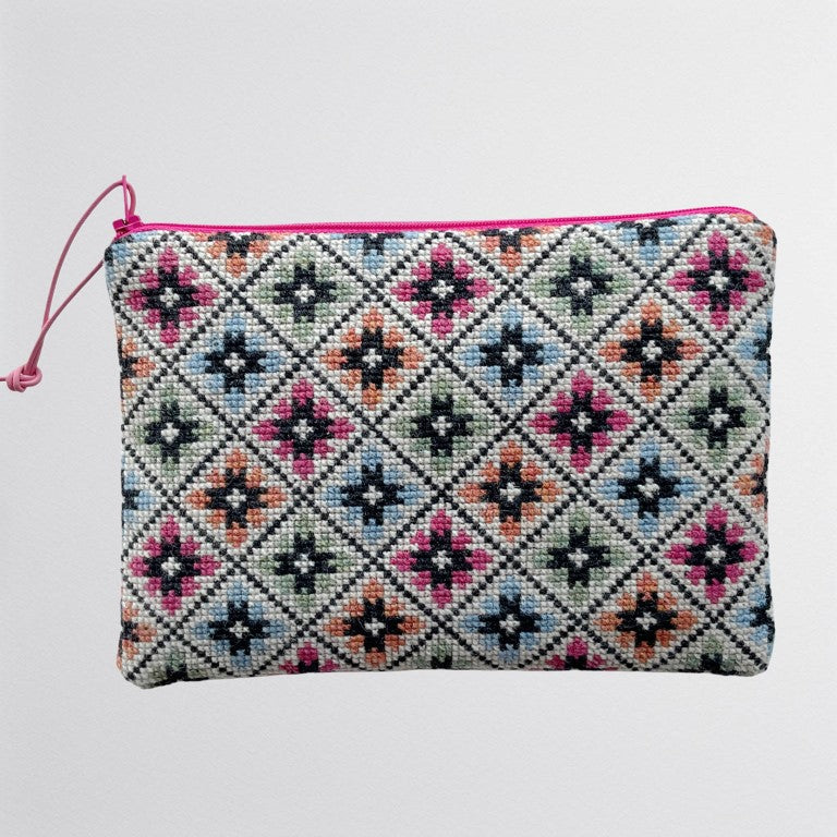 Ferdig brodert clutch inspirert av dalarne i sverige. ruter i fargene rosa, blå, oransje