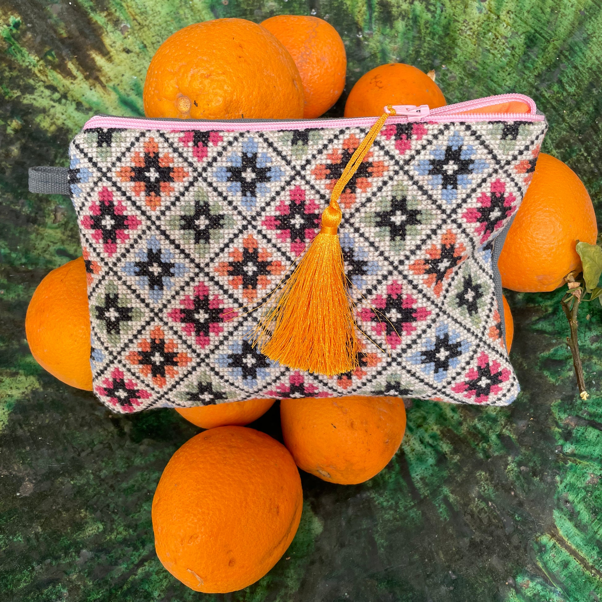 Dalarne clutch presentert på et fat med appelsiner i bakgrunnen