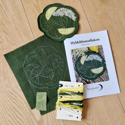 Hylleblomst pyntebrikke innhold i broderikitet