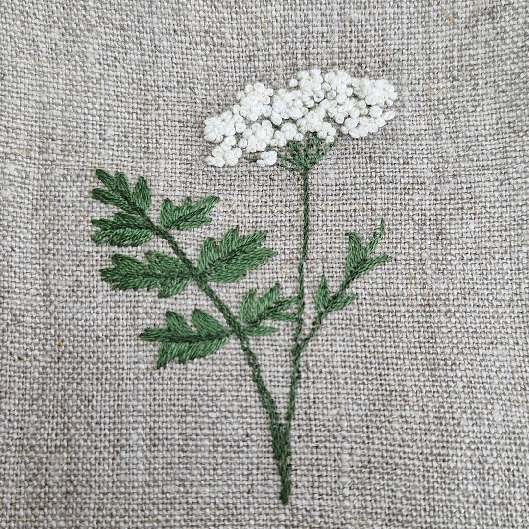 Nærbilde av brodert Pimpinelle Gjeldkarve