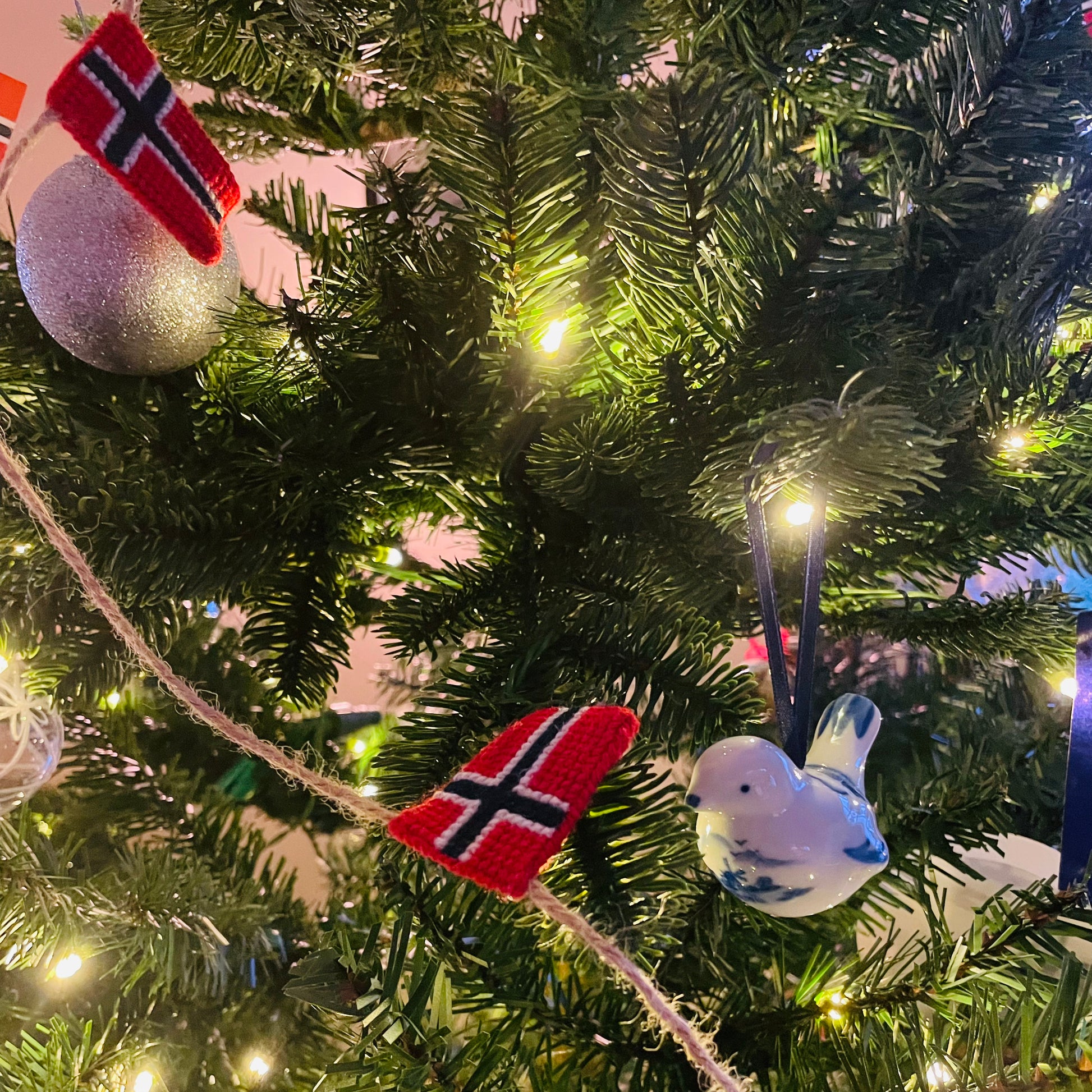 Nærbilde av flaggremse på juletre, 2 flagg