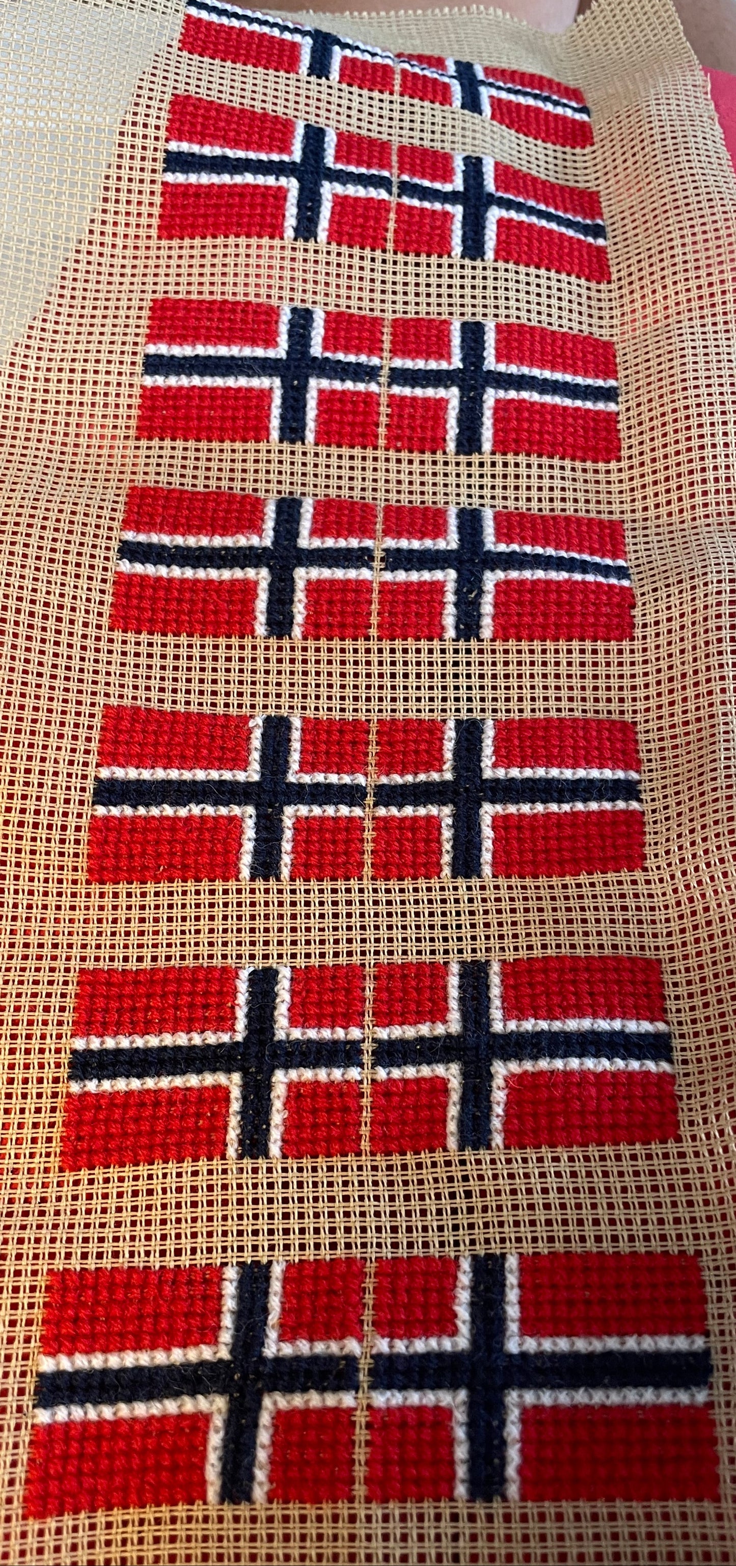 / broderte flagg på stramei