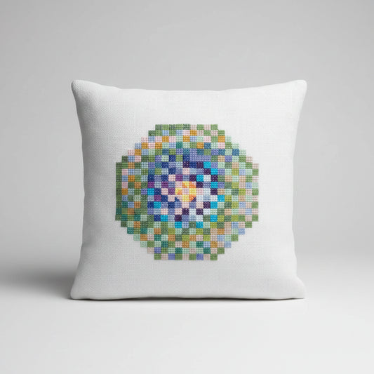 Ferdig brodert forglemmeiei pute fra Dronning Margrethe designs
