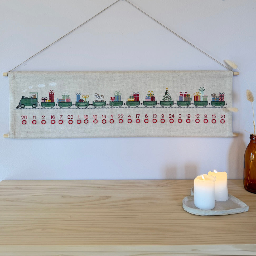 Gavetoget kalender montert og hengt opp på hvit vegg