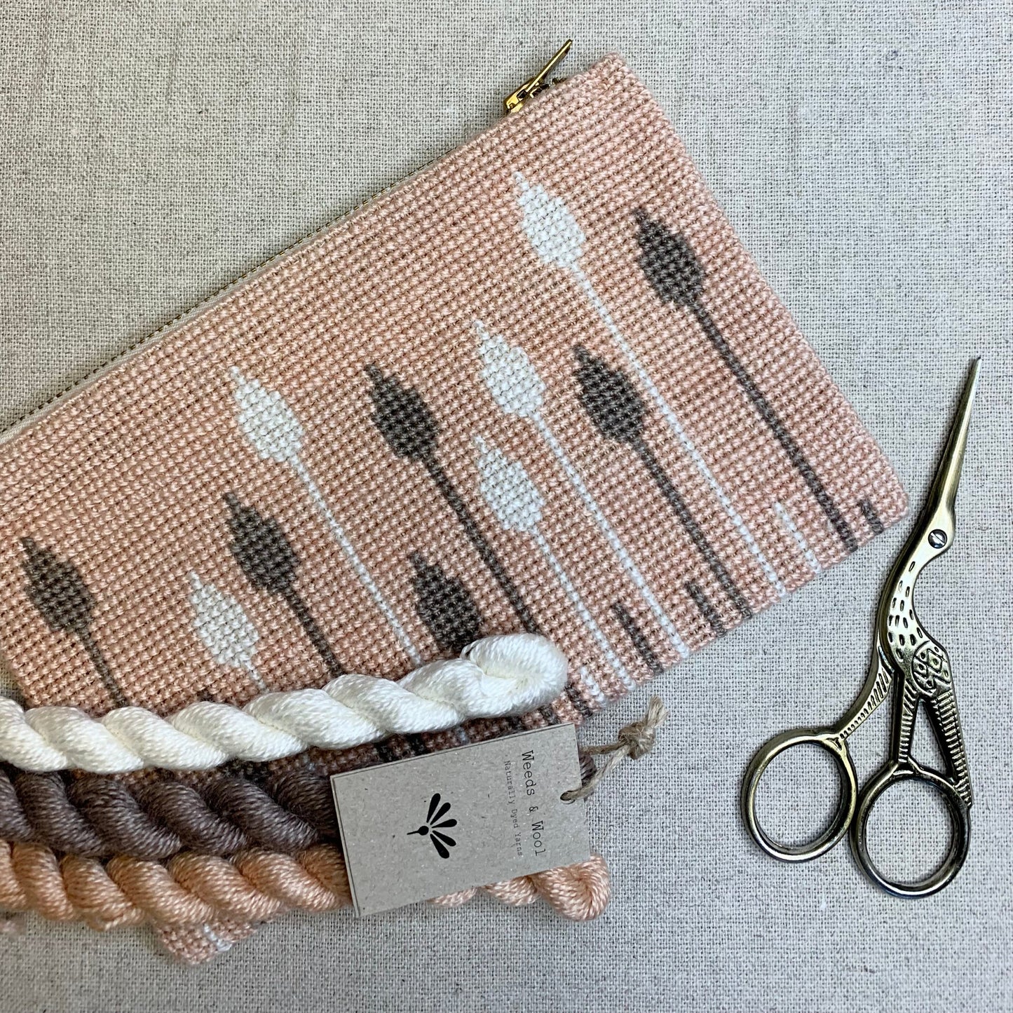 Brodert græsser clutch med garn og storkesaks