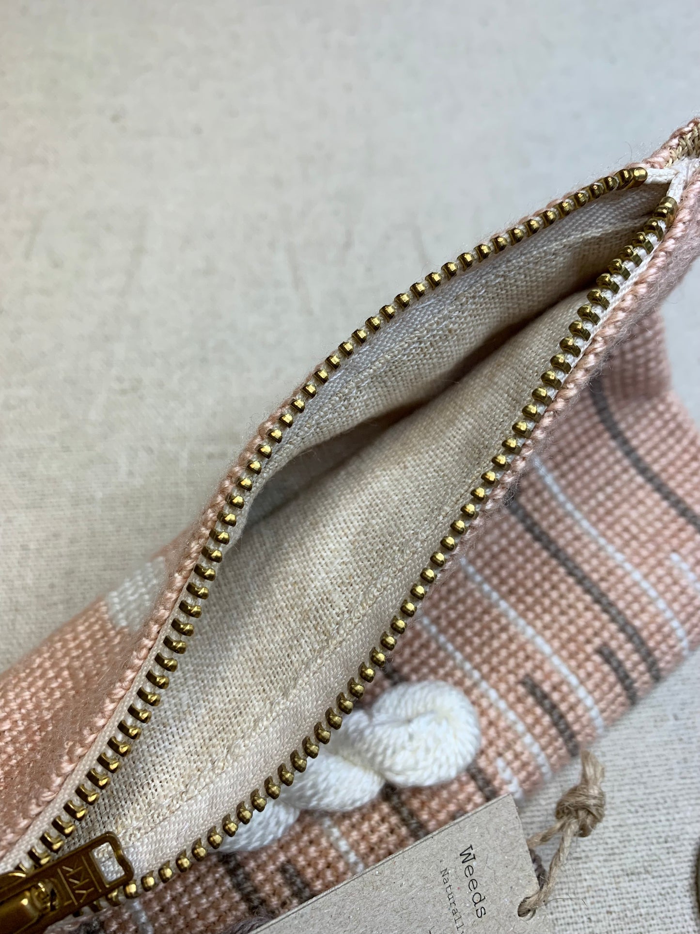 Nærbilde av åpning med glidelås av Græsser clutch