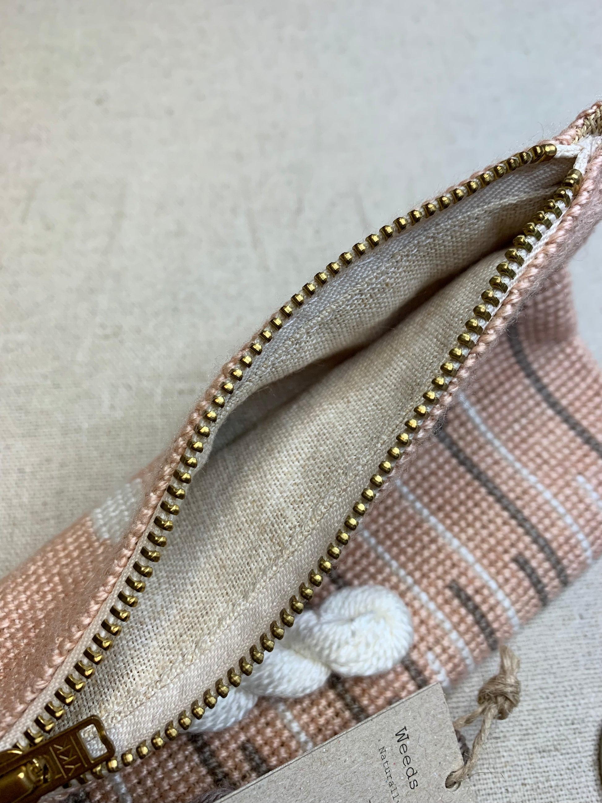 Nærbilde av åpning med glidelås av Græsser clutch