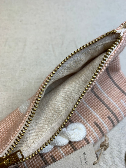 Nærbilde av åpning med glidelås av Græsser clutch