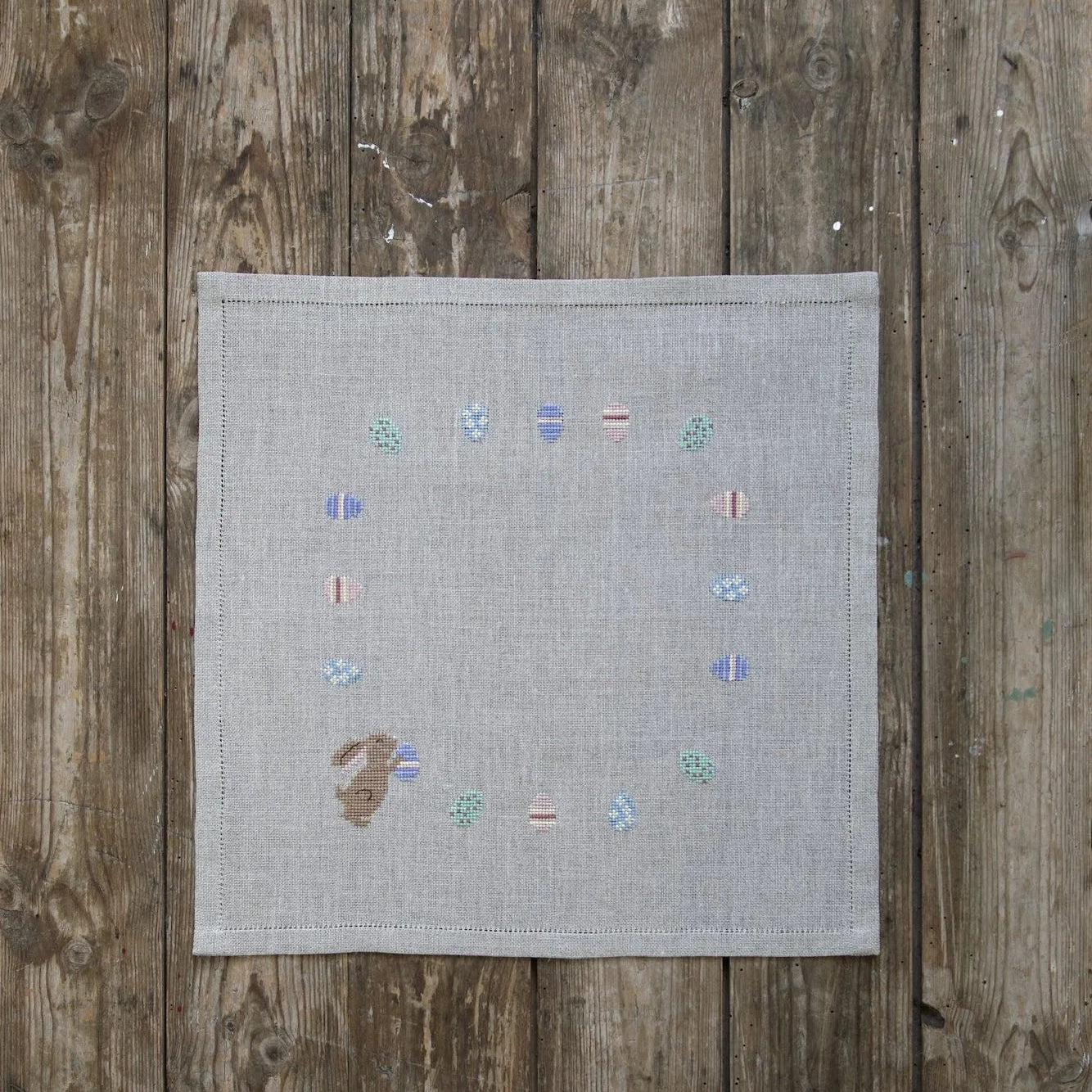 Påskeserviett med påskehare og egg