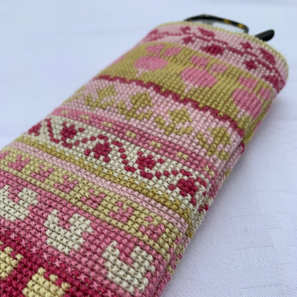 Hønsestik - Broderikit til brilleetui i korssting